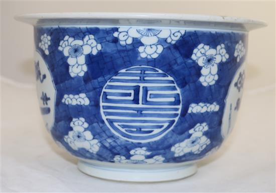 A Chinese blue and white jardinière, early 18th century, diameter 24cm, slight faults